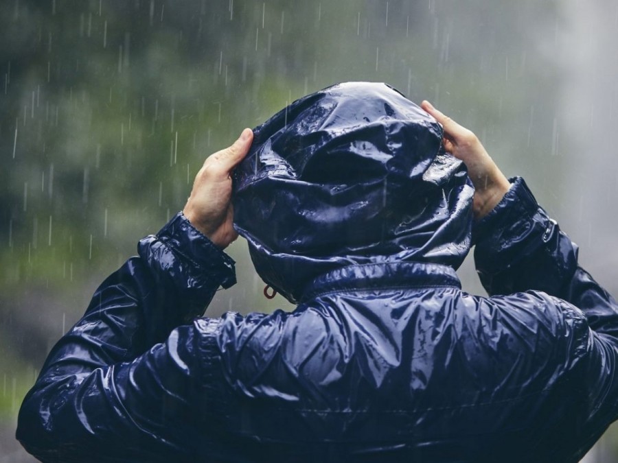 سرماخوردگی ناشی از ویروس است نه باران. با این حال، مرطوب و سرد بودن برای مدت طولانی ممکن است سیستم ایمنی بدن شما را ضعیف کند و احتمال ابتلا به بیماری مانند سرماخوردگی را افزایش دهد.