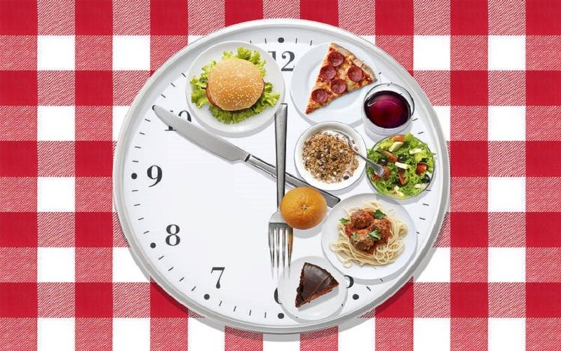 عوارض دیر شام خوردن چیست؟ | چگونه دیر شام خوردن را متوقف کنیم؟