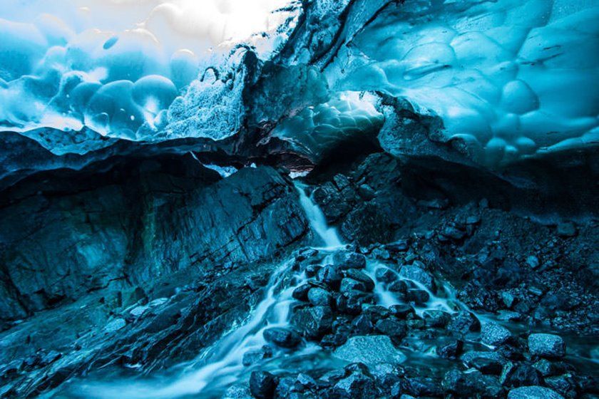 غار یخی مندنهال زیبایی شگفت انگیز یک غار یخی در آمریکا