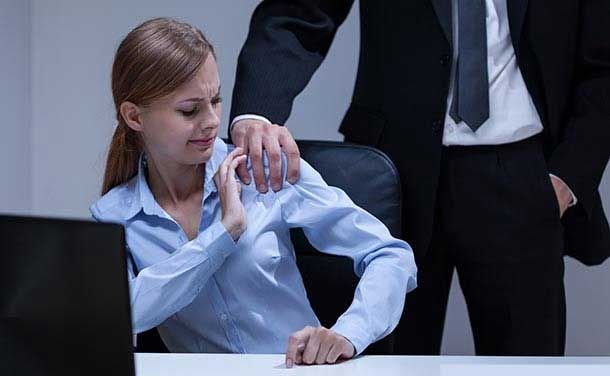 آزار جنسی در محل کار | چگونه با آزار جنسی در محل کار مقابله کنیم؟