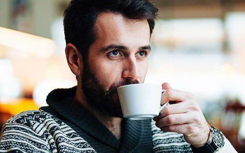 چه افرادی نباید قهوه بخورند | مضرات قهوه برای زنان و مردان
