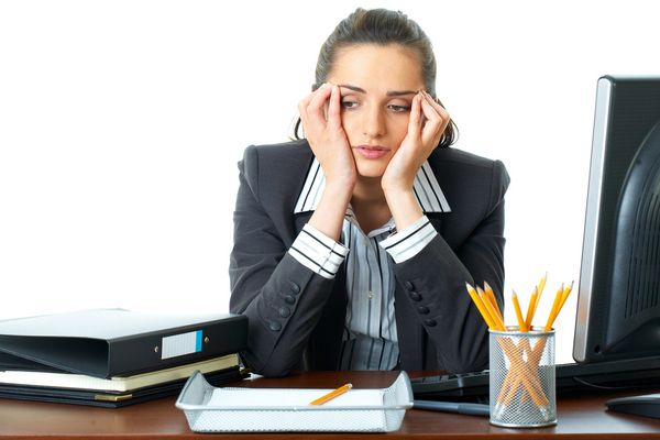 دلایل و عواقب بی حوصلگی در محل کار که باید بدانید