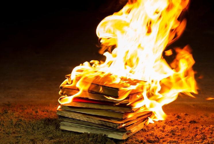 از خانوادهام خواستم کتابهایم را آتش بزنند