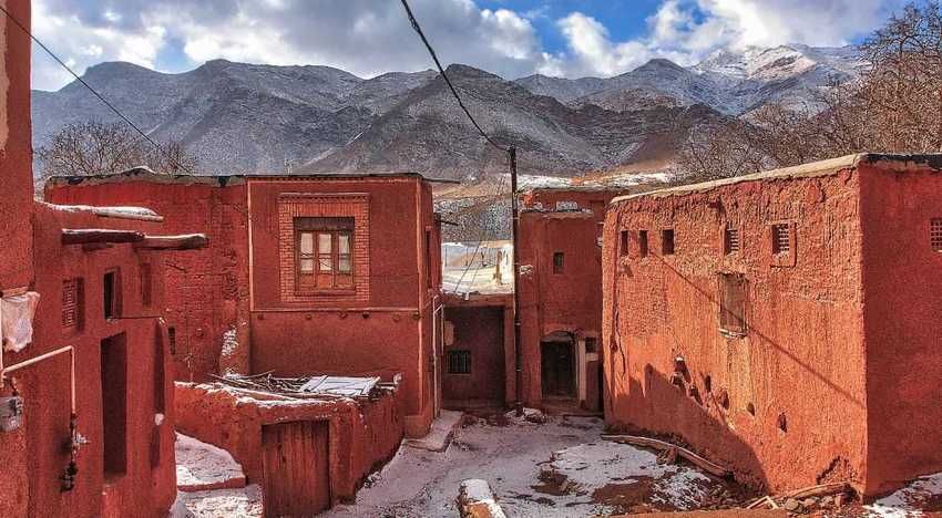 روستای ابیانه نگینی سرخ در میان کوه های اصفهان