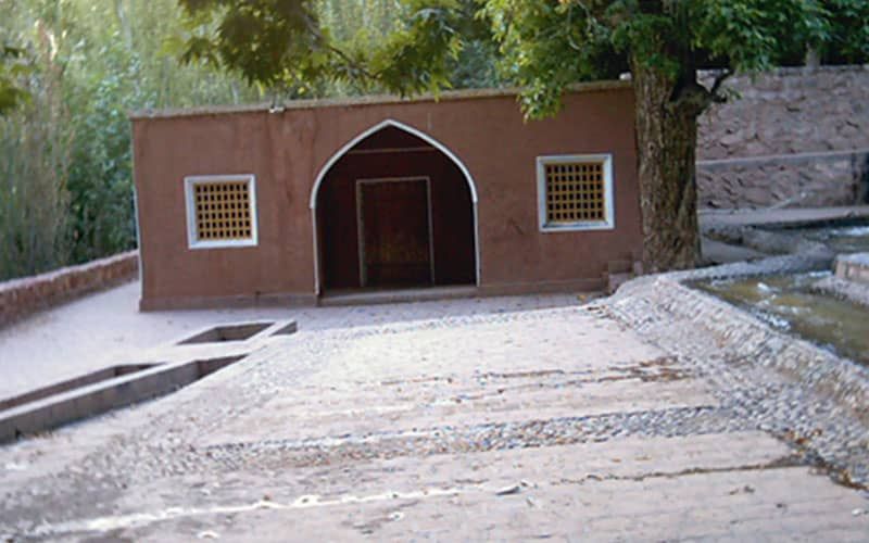 روستای ابیانه نگینی سرخ در میان کوه های اصفهان