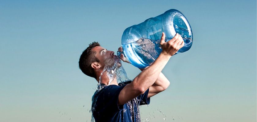 آب بخورید اما مضرات مصرف زیاد آب را هم بدانید