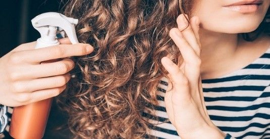 اگر موهای خشک  دارید این روش ها به درمان آن کمک خواهد کرد