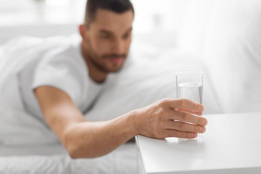 آیا نوشیدن آب (یا عدم نوشیدن آب کافی) می تواند بر خواب شما تأثیر بگذارد؟