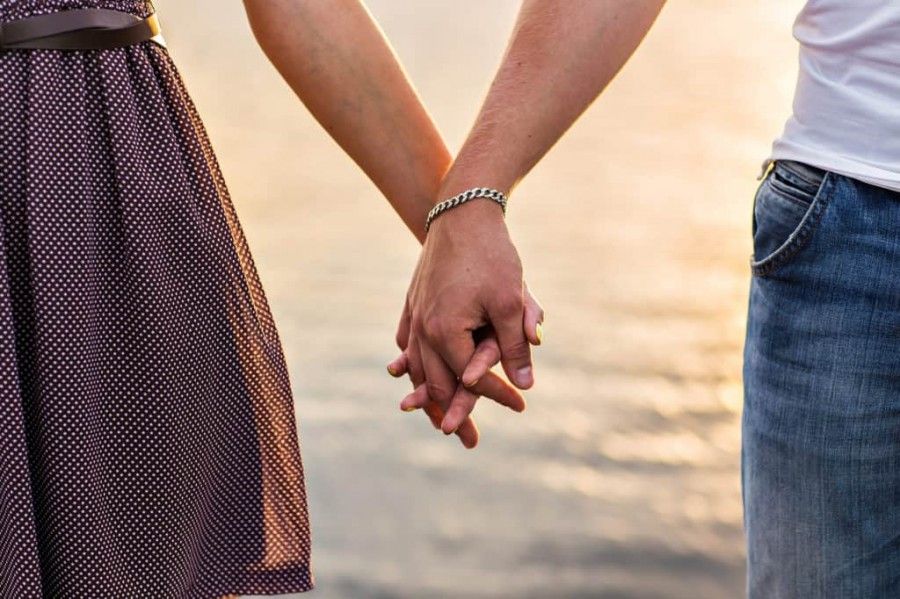 10 راه برای تشخیص اینکه آیا یک دختر می خواهد دستانش بگیرید