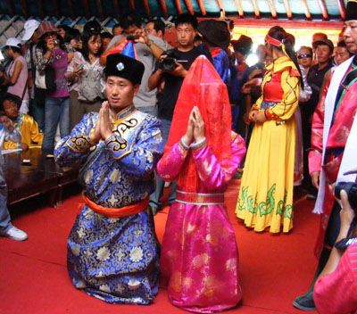 سنت های عروسی در مغولستان، آداب و رسوم، آیین ها، لباس ها و موارد دیگر