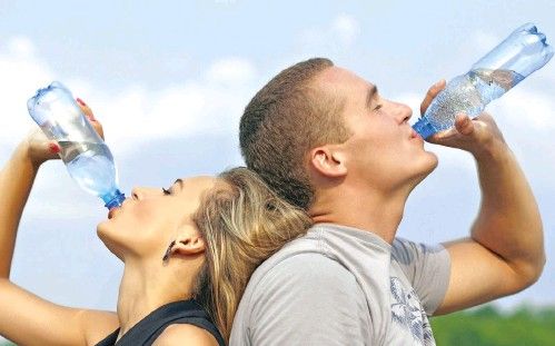 آیا نوشیدن آب زیاد می تواند به شما آسیب برساند؟ مطالعه می گوید که می تواند باعث تورم مغز شود