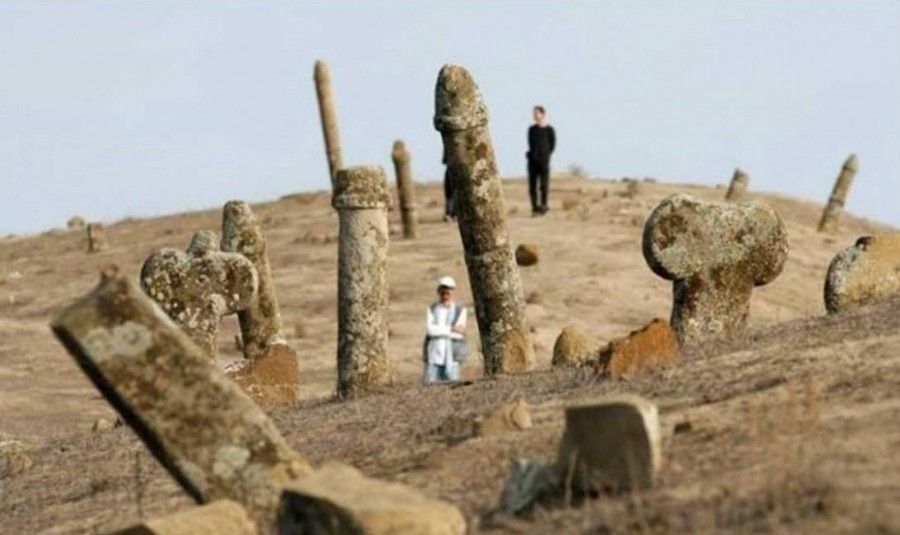 قبرستان پینه شلوار با انواع سنگ قبر از قبل از اسلام تاکنون