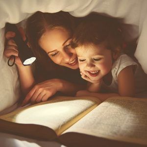 7 راه ساده برای اینکه فرزندتان را به یک کتاب خوان مادام العمر تبدیل کنید