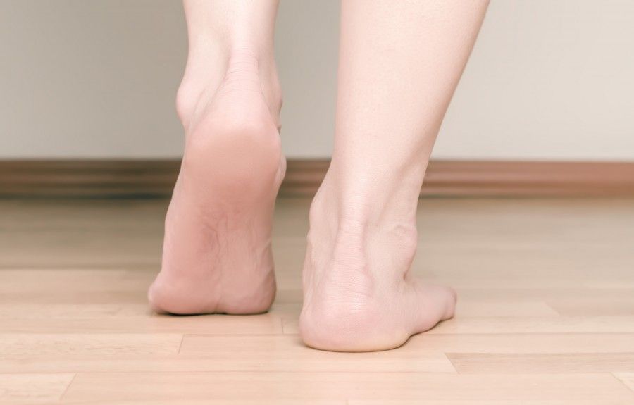 چرا نباید با پای برهنه در خانه راه رفت؟