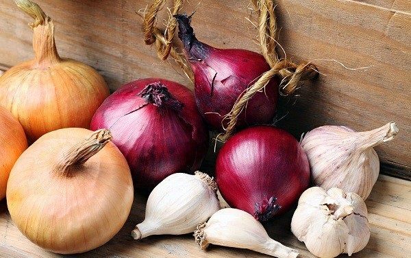 راهکارهایی برای از بین بردن بوی سیر و پیاز از دهان