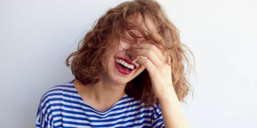 خندیدن، حرف زدن و فکر کردن به چیزی