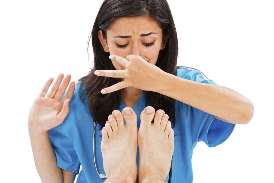 بوی پا | 10 عامل بوی بد پاها که نمی دانستید