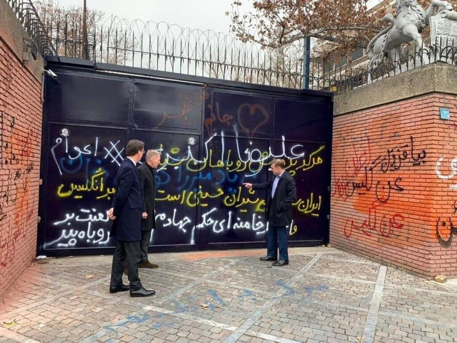 بی ادبی در اعتراضات دانشگاه بد است، روی دیوار سفارت خارجی خوب؟