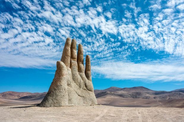 مجسمه دست بیابان در شیلی چگونه ساخته شد؟