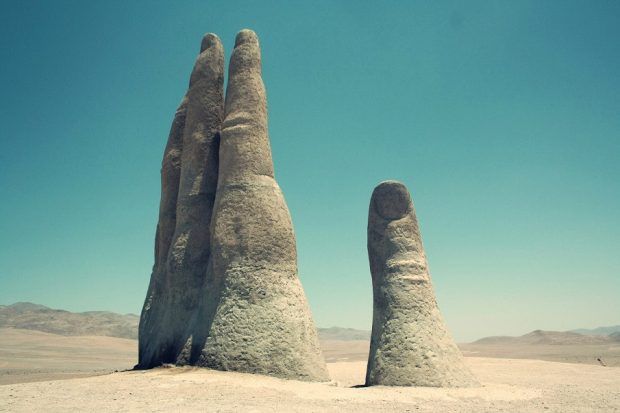 مجسمه دست بیابان در شیلی چگونه ساخته شد؟