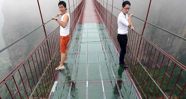 آیا می دانید مرتفع ترین و طولانی ترین پل شیشه ای جهان کجاست؟