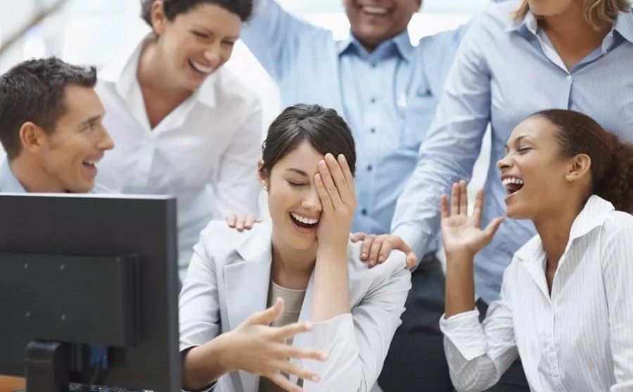 خندیدن در محیط کار: ارتقاء فضای مثبت و ایجاد همبستگی تیمی