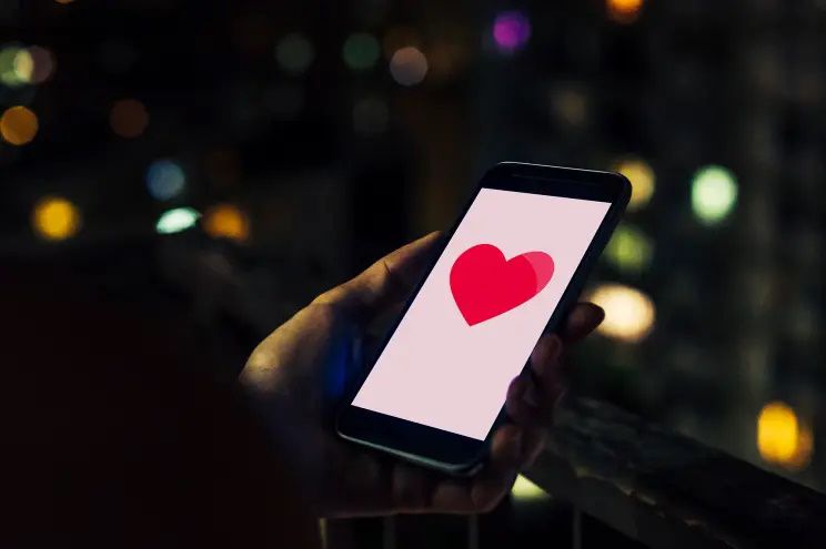 برنامه‌های دوستیابی با هوش مصنوعی: نگاهی به راهکارهای عشق و رابطه در دنیای مدرن