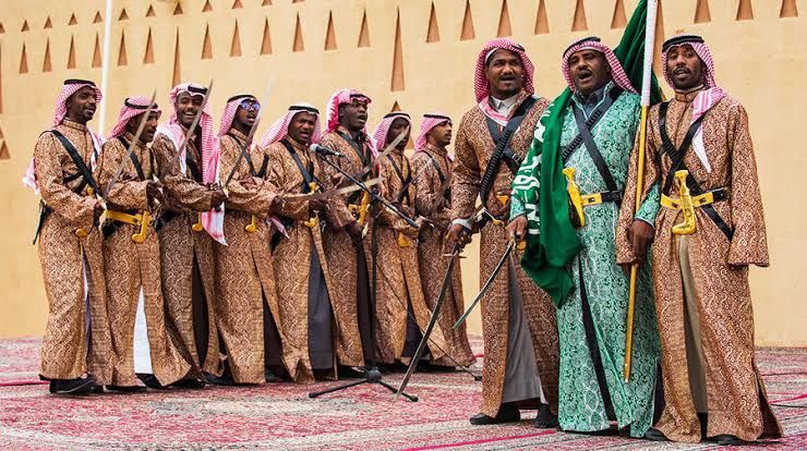 عرضه یا رقص شمشیر: یکی از نمادهای فرهنگی عربستان سعودی