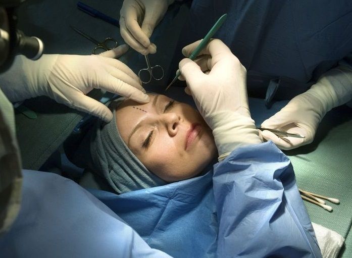 گزارش فایننشال تایمز از «سونامی» جراحی‌های زیبایی در ایران: چهره اصیل ایرانی در حال تحریف است / ۳۲۰ هزار عمل زیبایی در ایران در سال ۲۰۲۲