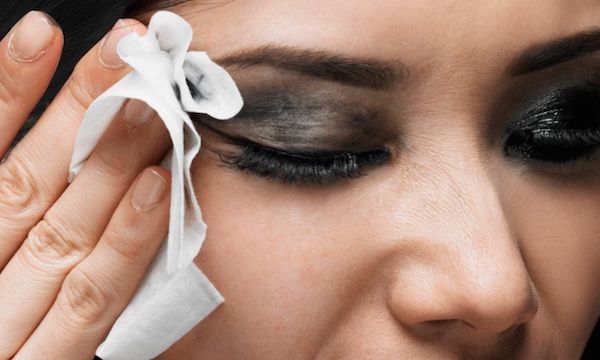 رایجترین اشتباهات در پاک کردن آرایش که باعث پیری پوست میشود
