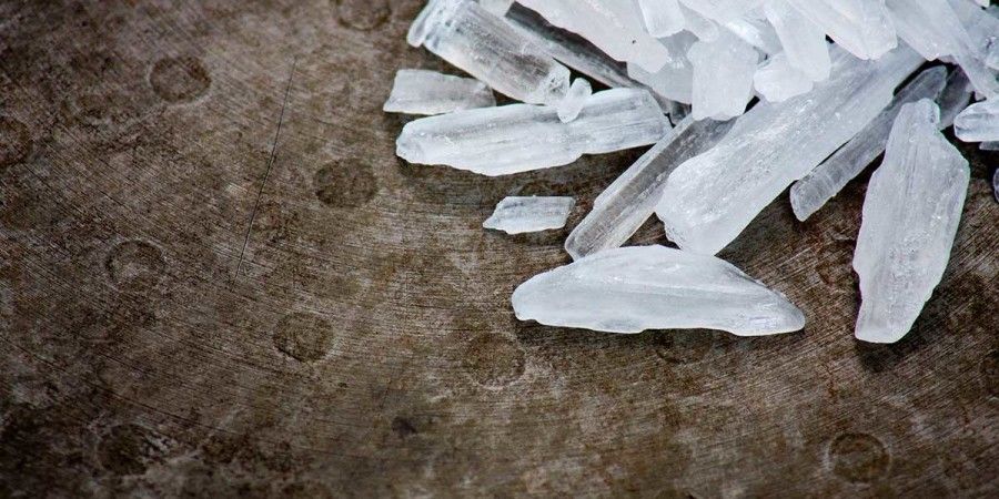 شیشه (متامفتامین کریستال) چیست؟ عوارض، ترک و هر آنچه باید بدانید