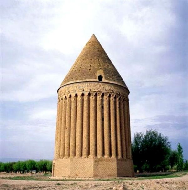 برج رادکان چناران: شاهکار آجری خراسان و میراث رازآلود دوره ایلخانی