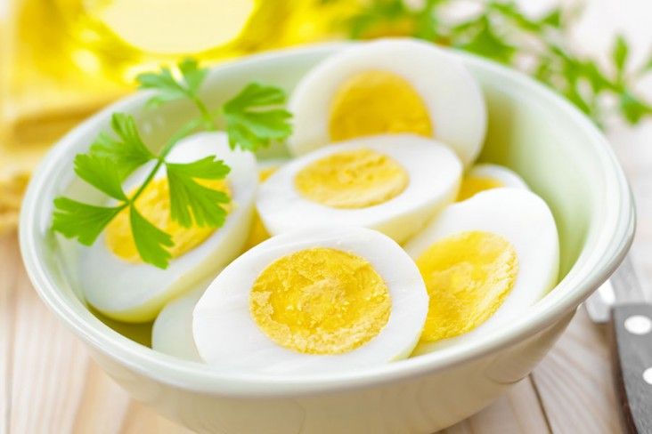 تخم مرغ و کلسترول | چه افرادی نباید در مصرف تخم مرغ زیاده روی کنند؟  