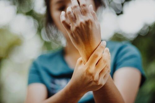 سندروم دست بیگانه | دلایل ایجاد دست بیگانه | علائم سندرم دست بیگانه | درمان سندرم دست بیگانه