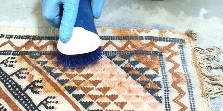 لک فرش | ترفندهای پاک کردن انواع لک از فرش