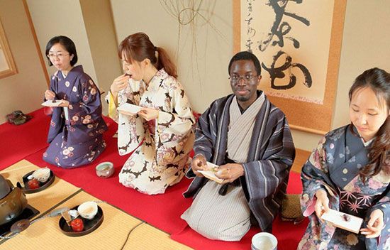 فرهنگ کشور ژاپن | آداب معاشرت مردم ژاپن | فرهنگ غذایی و آداب غذا خوردن ژاپنی‌ها | 12 کاری که هرگز نباید در ژاپن انجام بدهید