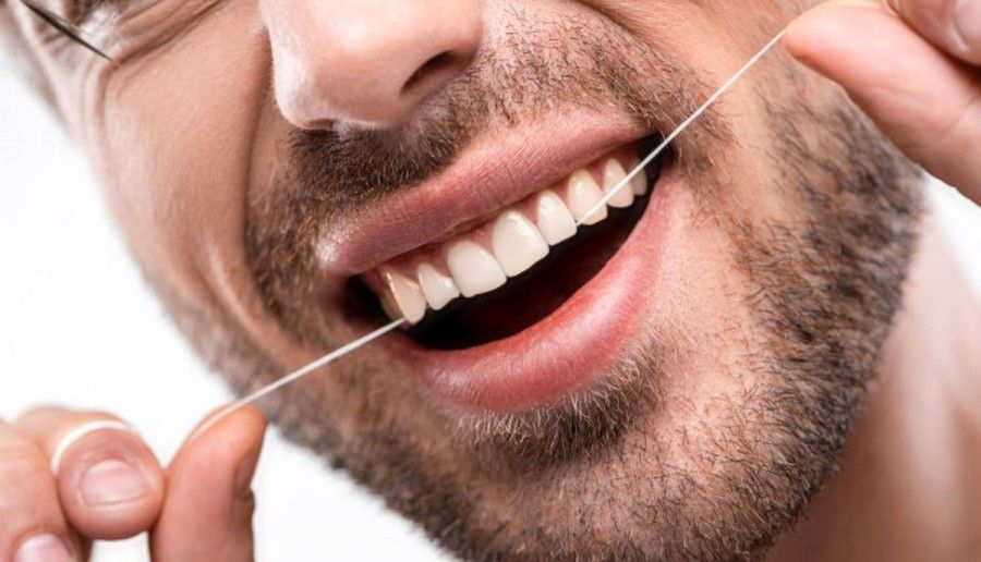 اهمیت استفاده از نخ دندان 
