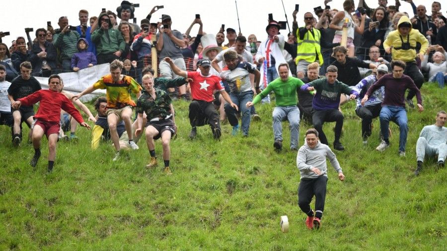 مسابقه گرفتن پنیر غلتان (Cheese Rolling)