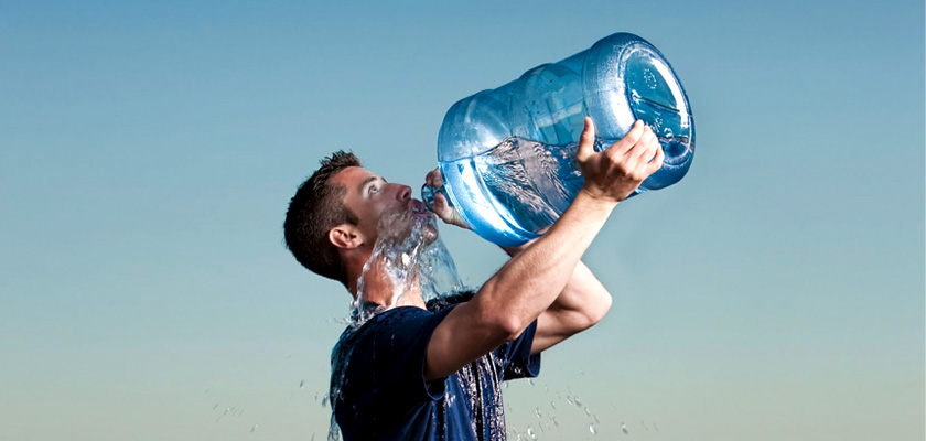 مضرات افراط در نوشیدن آب چیست؟