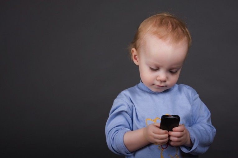 چه زمانی برای کودکانمان تلفن همراه فراهم کنیم؟ 