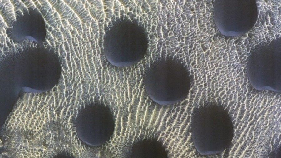 ناسا تصویری عجیب از تپه‌های شنی دایره‌ای مریخ منتشر کرد! 