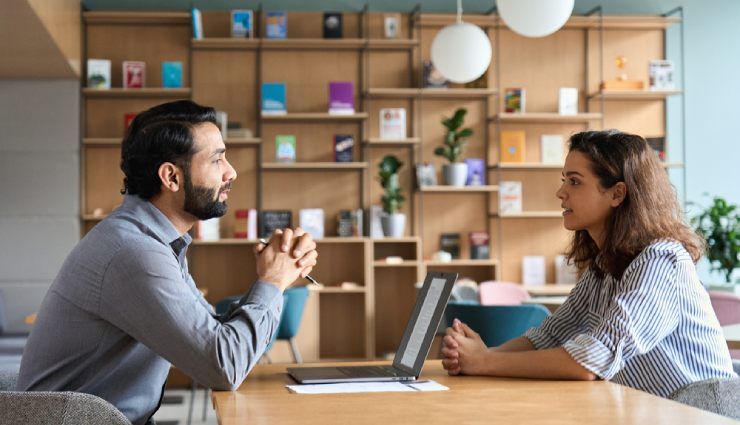 چگونه با بازخوردهای منفی در محیط کار سازگار شویم؟ ۹ توصیه کاربردی