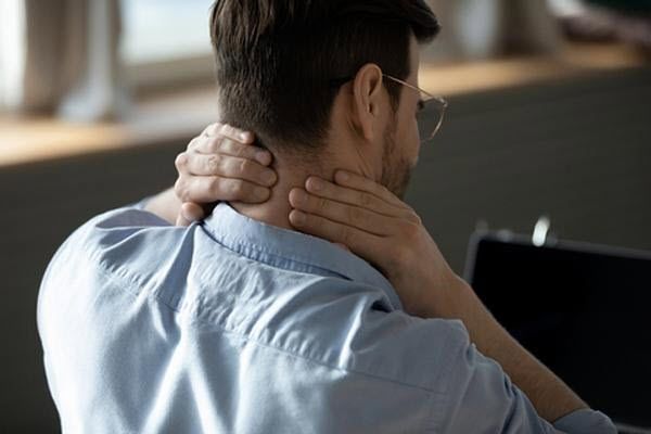 ۵ راه حل ساده برای درمان درد گردن و شانه