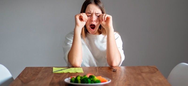 چرا بعد از غذا خوردن احساس خواب آلودگی می کنیم؟