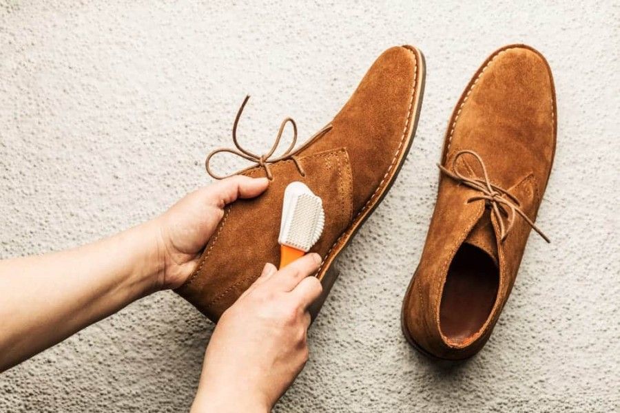 اصول اساسی تمیز کردن کفش‌های جیر: روش‌هایی برای حفظ زیبایی و استحکام آنها