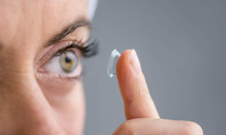 حفظ سلامت چشم: چه کسانی نباید از لنز طبی استفاده کنند؟