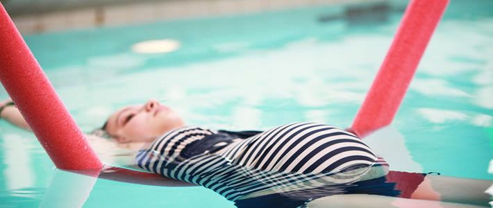 شنا کردن در دوران بارداری: راهی برای سلامت و آرامش مادر و جنین