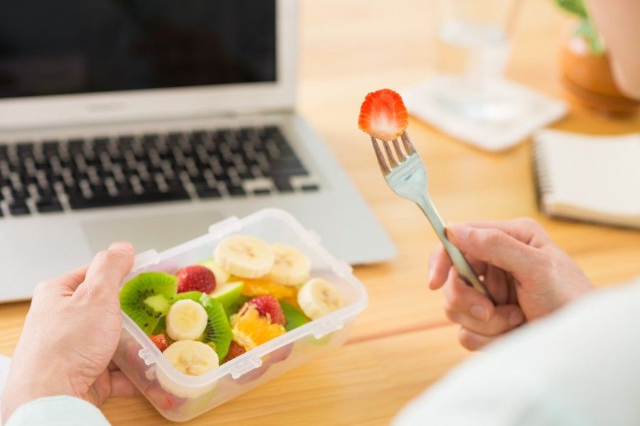 تغذیه سالم در محل کار: بهترین گزینه ها برای ارتقای سلامت و بهبود عملکرد