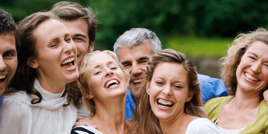 بر اساس یافته ها، خنده واقعاً بهترین درمان است (به ویژه برای دستیاران پزشکی)