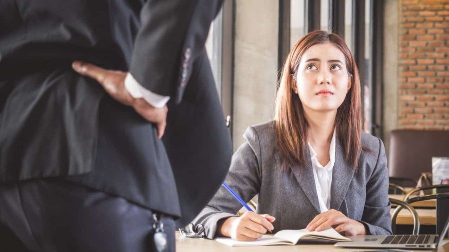 نشانه های رئیس بد چیست؟ چگونه باید با رفتار آسیب زا مقابله کرد؟